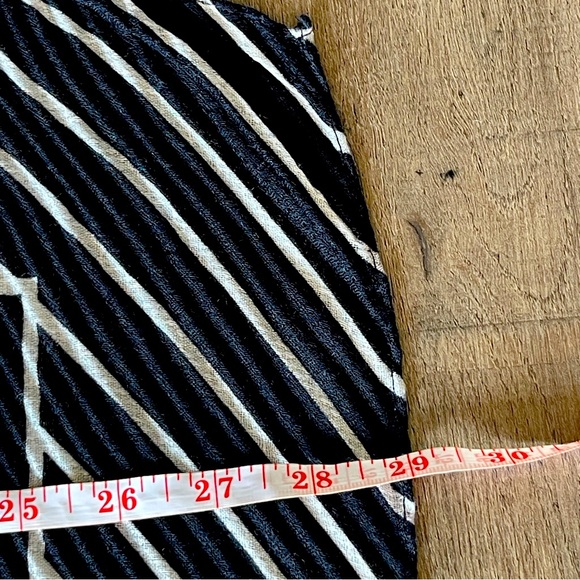 Melanie Lyne Rectangular Black and White Pleatted Scarf - Picture 6 of 7